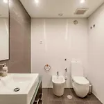 Modern 2 Bedroom 20 Min From Center Amadora
