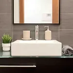 Modern 2 Bedroom 20 Min From Center Amadora