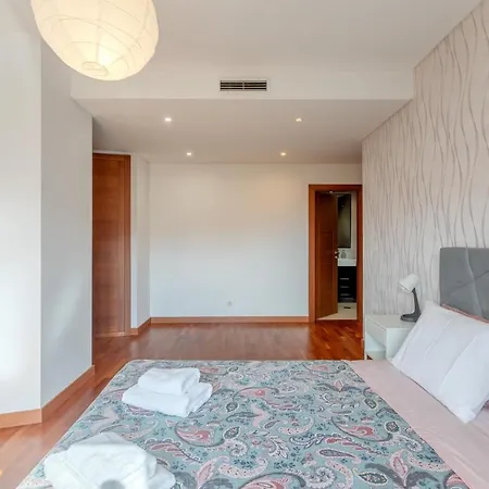 Modern 2 Bedroom 20 Min From Center Apartment *