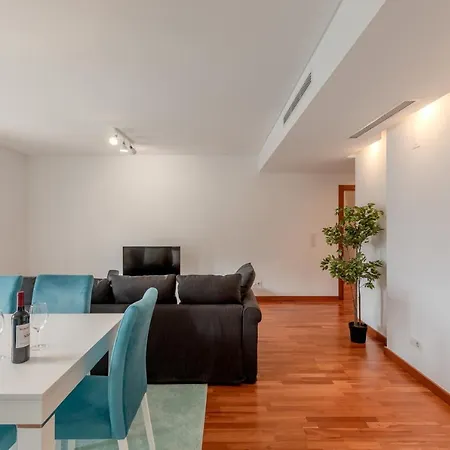Modern 2 Bedroom 20 Min From Center Apartment