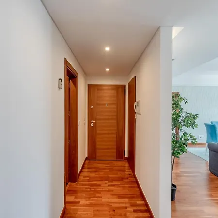 Modern 2 Bedroom 20 Min From Center *