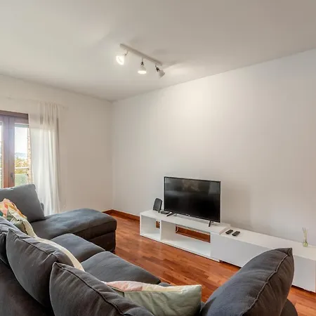 Modern 2 Bedroom 20 Min From Center Apartment *