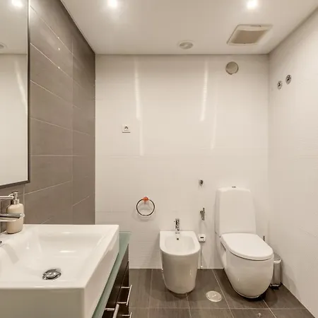 Modern 2 Bedroom 20 Min From Center Apartment *