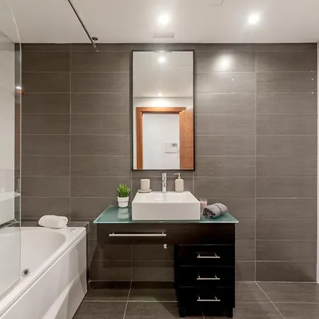 Modern 2 Bedroom 20 Min From Center