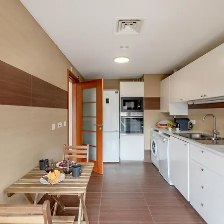 Modern 2 Bedroom 20 Min From Center Apartment