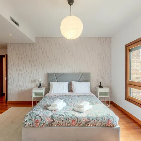 Modern 2 Bedroom 20 Min From Center Apartment Amadora