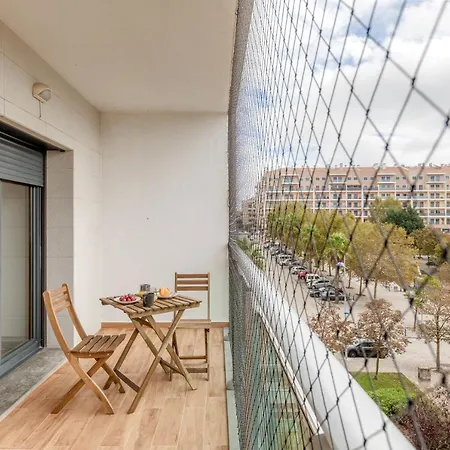 Modern 2 Bedroom 20 Min From Center Apartment