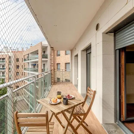 Modern 2 Bedroom 20 Min From Center Apartment