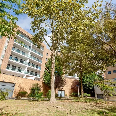 Modern 2 Bedroom 20 Min From Center *