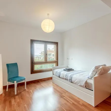 Modern 2 Bedroom 20 Min From Center Apartment