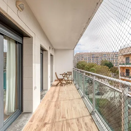 Modern 2 Bedroom 20 Min From Center