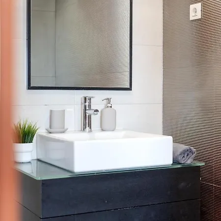 Modern 2 Bedroom 20 Min From Center Amadora