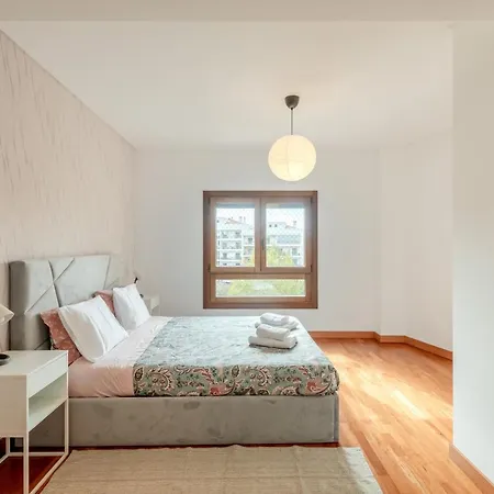 Modern 2 Bedroom 20 Min From Center Apartment Amadora