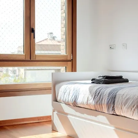 Modern 2 Bedroom 20 Min From Center Apartment *
