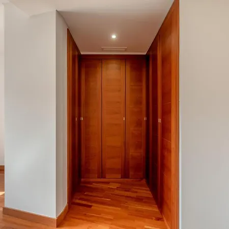 Modern 2 Bedroom 20 Min From Center Apartment