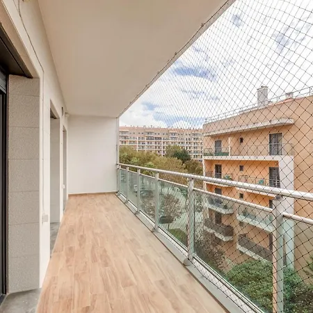 Modern 2 Bedroom 20 Min From Center