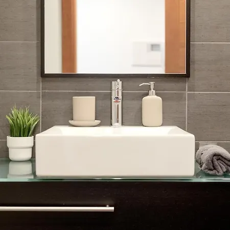 Modern 2 Bedroom 20 Min From Center Apartment *