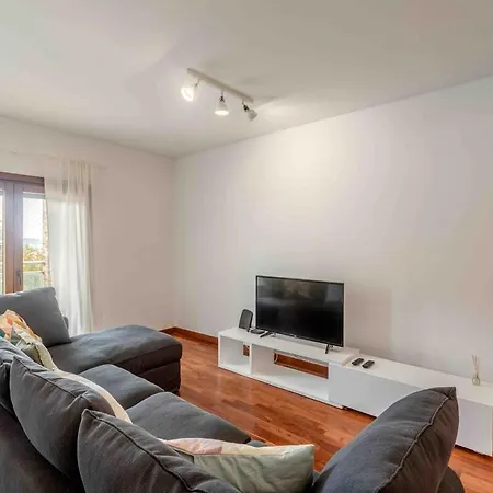 Modern 2 Bedroom 20 Min From Center 아파트 *