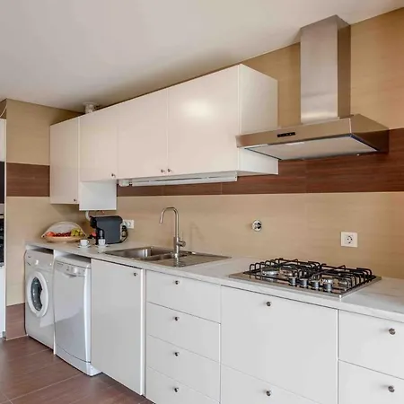 Modern 2 Bedroom 20 Min From Center 아파트 아마도라