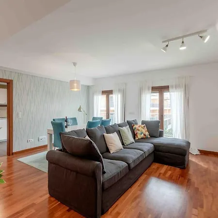 Modern 2 Bedroom 20 Min From Center