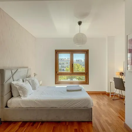 아파트 Modern 2 Bedroom 20 Min From Center 아마도라