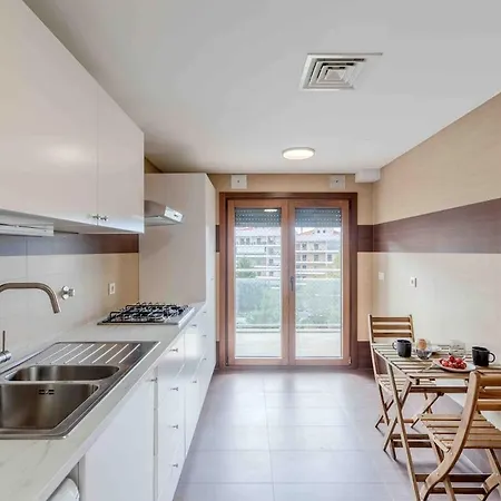 Modern 2 Bedroom 20 Min From Center 아마도라