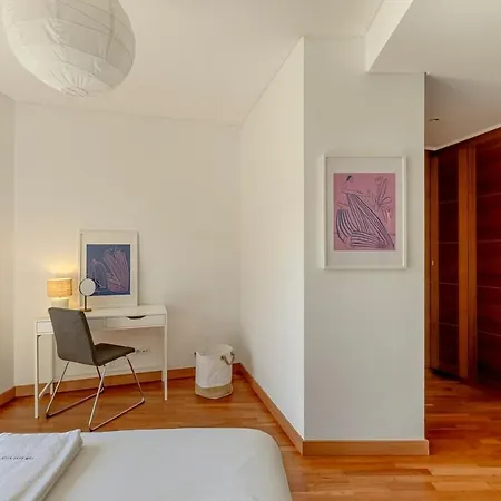 아파트 Modern 2 Bedroom 20 Min From Center 아마도라