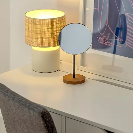 Modern 2 Bedroom 20 Min From Center 아파트 아마도라