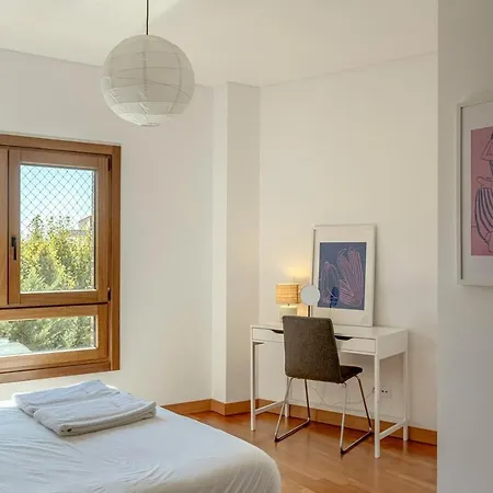 아파트 Modern 2 Bedroom 20 Min From Center 아마도라