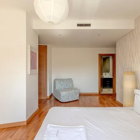 Modern 2 Bedroom 20 Min From Center 아파트 *