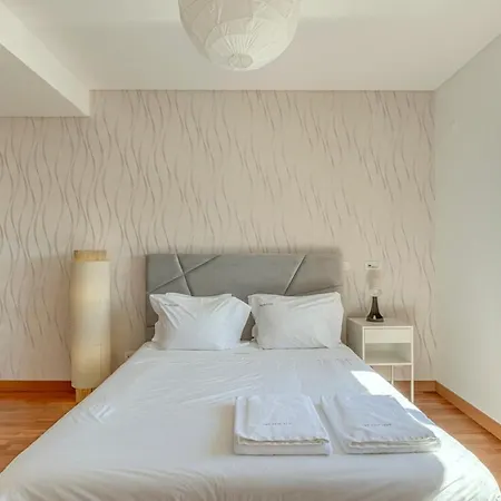 Modern 2 Bedroom 20 Min From Center 아파트 *