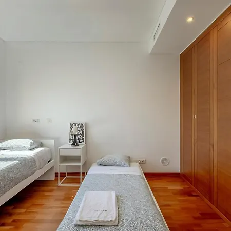 Modern 2 Bedroom 20 Min From Center *