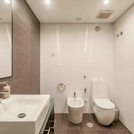 Modern 2 Bedroom 20 Min From Center 아마도라