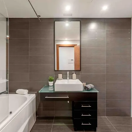 아파트 Modern 2 Bedroom 20 Min From Center *