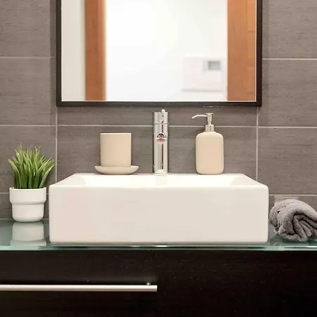 Modern 2 Bedroom 20 Min From Center 아마도라