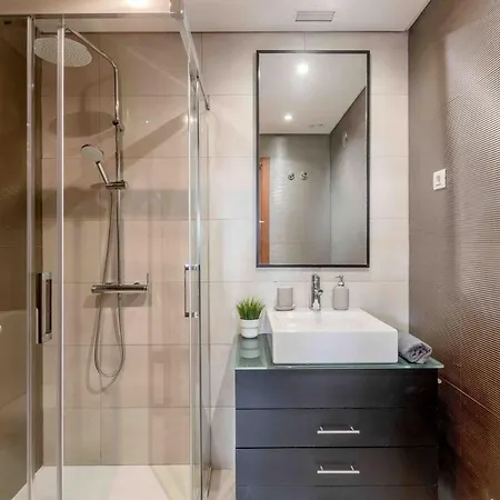 Modern 2 Bedroom 20 Min From Center 아파트 아마도라