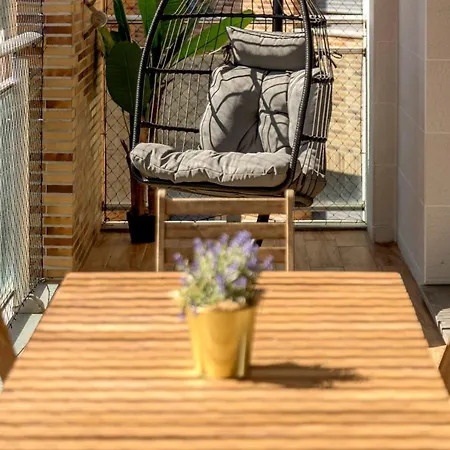 Modern 2 Bedroom 20 Min From Center 아파트