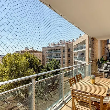 Modern 2 Bedroom 20 Min From Center