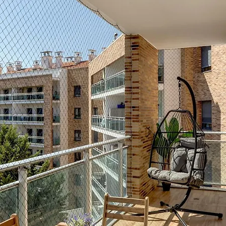 Modern 2 Bedroom 20 Min From Center 아파트 *