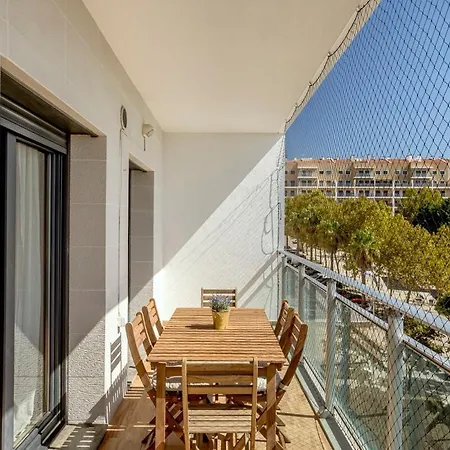 Modern 2 Bedroom 20 Min From Center 아파트 아마도라