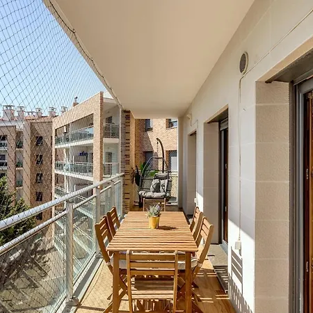 Modern 2 Bedroom 20 Min From Center Apartmán