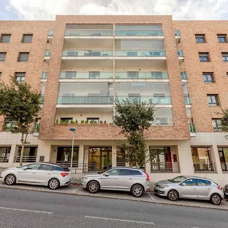 Modern 2 Bedroom 20 Min From Center * 아마도라