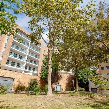 Modern 2 Bedroom 20 Min From Center
