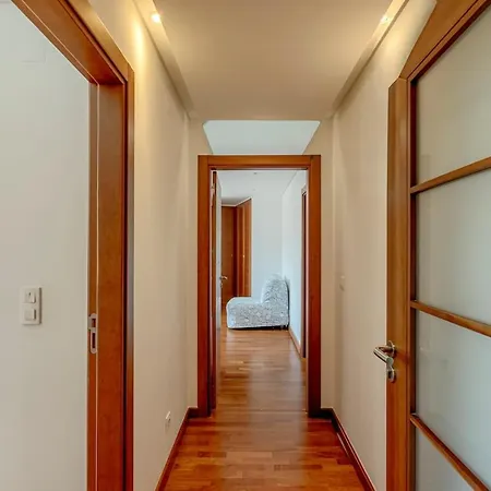 Modern 2 Bedroom 20 Min From Center 아마도라