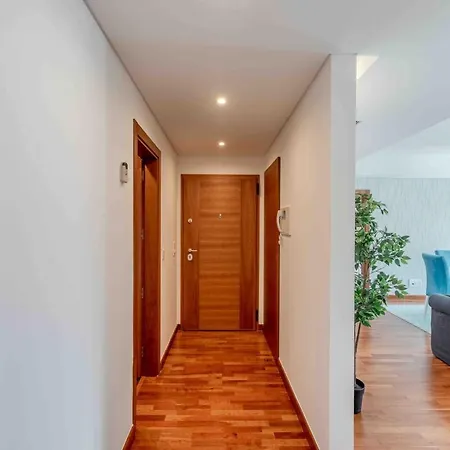 Modern 2 Bedroom 20 Min From Center 아파트 아마도라