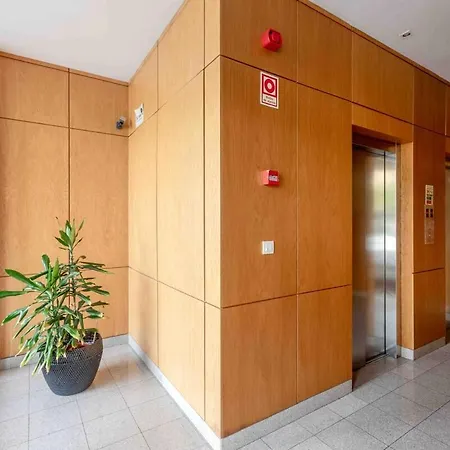 Modern 2 Bedroom 20 Min From Center * 아마도라